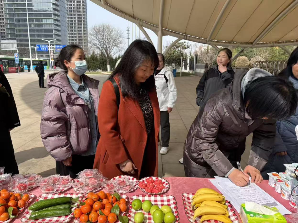 在3.8妇女节来临之际，为进一步弘扬巾帼创新创业精神，丰富科技园女性科技创业者文化生活，展现女性科技创业者风采，促进交流合作，助力园区科技创新及发展，西安交大科技园组织园区各家企业女性创业者代表及科技园全体女职工于3月7日下午赴陕西省西安植物园开展“巾帼绽芳华、共赴花海、与春邀约”活动，共同度过了一个充满欢声笑语且意义