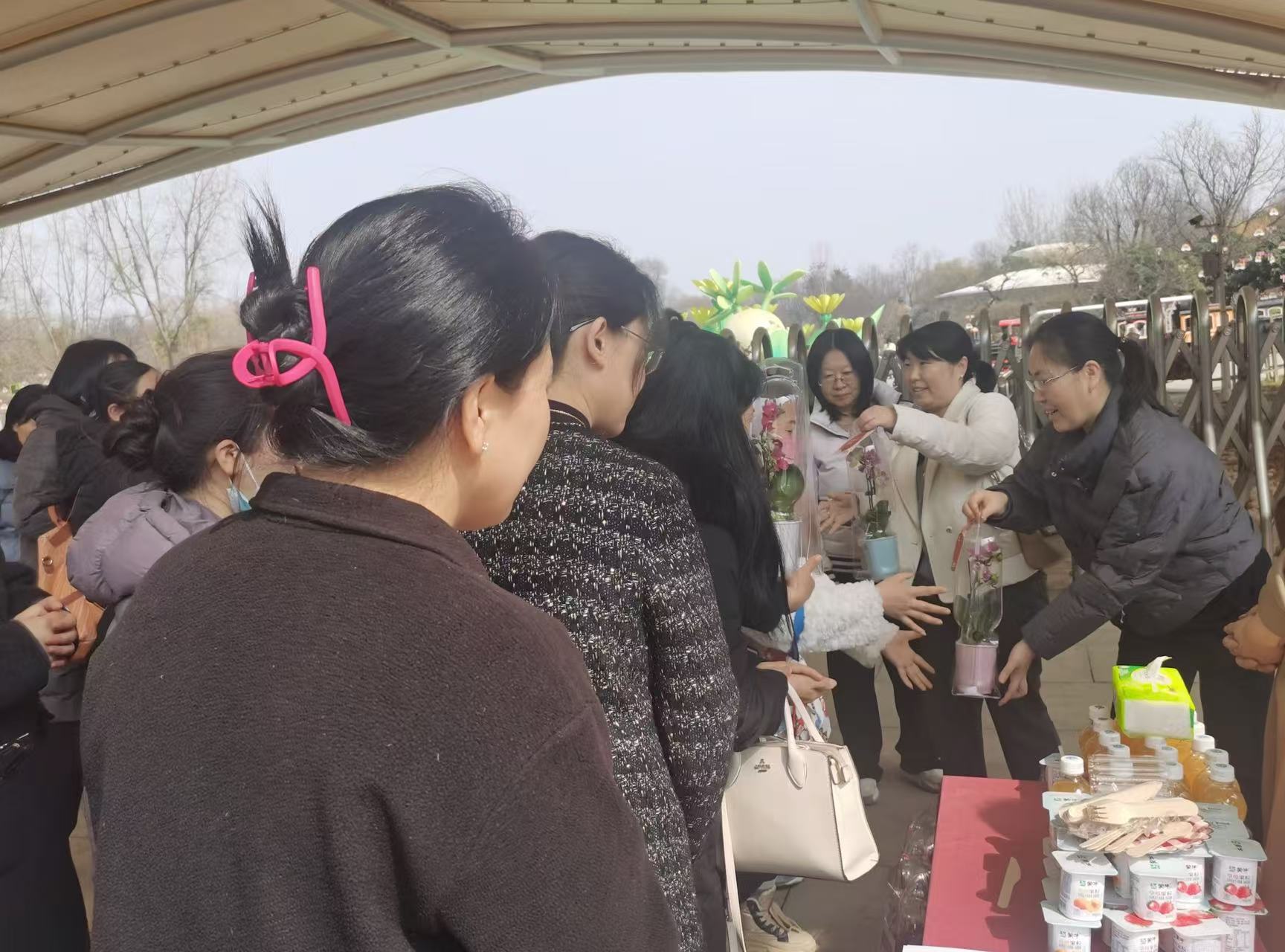 在3.8妇女节来临之际，为进一步弘扬巾帼创新创业精神，丰富科技园女性科技创业者文化生活，展现女性科技创业者风采，促进交流合作，助力园区科技创新及发展，西安交大科技园组织园区各家企业女性创业者代表及科技园全体女职工于3月7日下午赴陕西省西安植物园开展“巾帼绽芳华、共赴花海、与春邀约”活动，共同度过了一个充满欢声笑语且意义