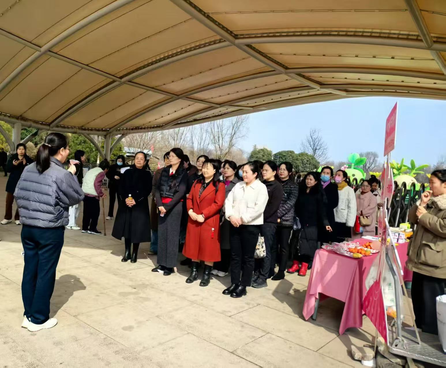 在3.8妇女节来临之际，为进一步弘扬巾帼创新创业精神，丰富科技园女性科技创业者文化生活，展现女性科技创业者风采，促进交流合作，助力园区科技创新及发展，西安交大科技园组织园区各家企业女性创业者代表及科技园全体女职工于3月7日下午赴陕西省西安植物园开展“巾帼绽芳华、共赴花海、与春邀约”活动，共同度过了一个充满欢声笑语且意义